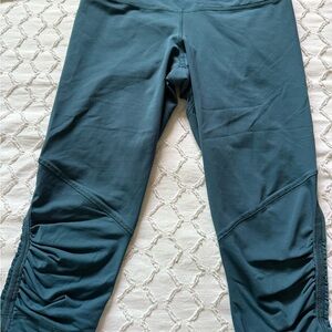 Blue Capri-Length Leggings with Ruching